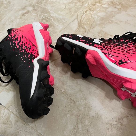 Youth Girls Under Armour size 2.5 softball cleats - Picture 4 of 5